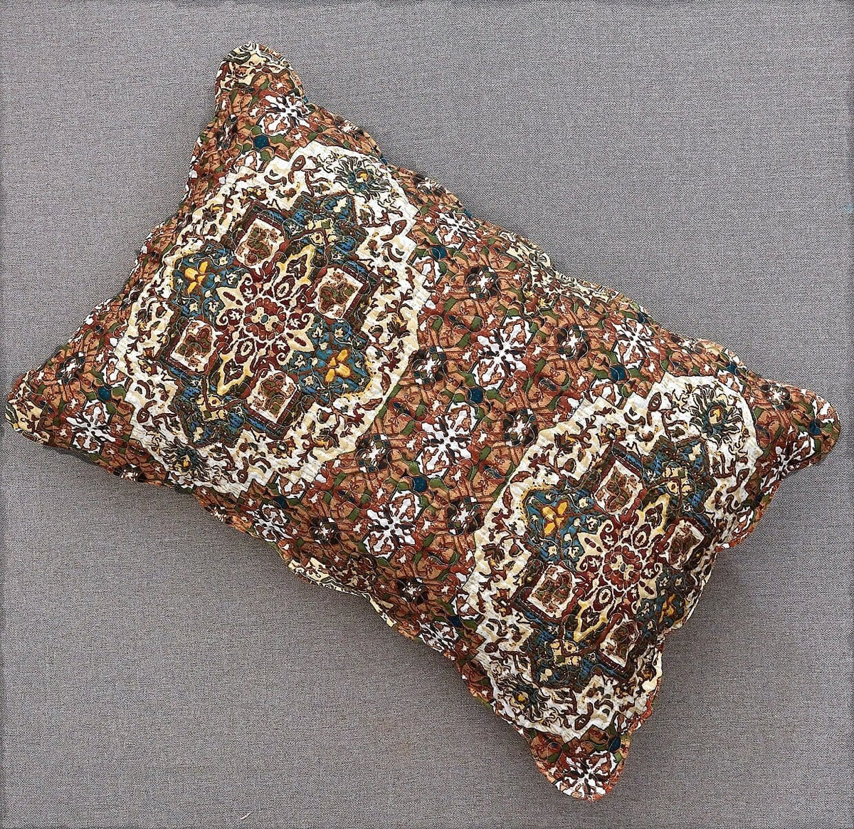 Folk Cabin Scalloped Quilted Bedspread Set