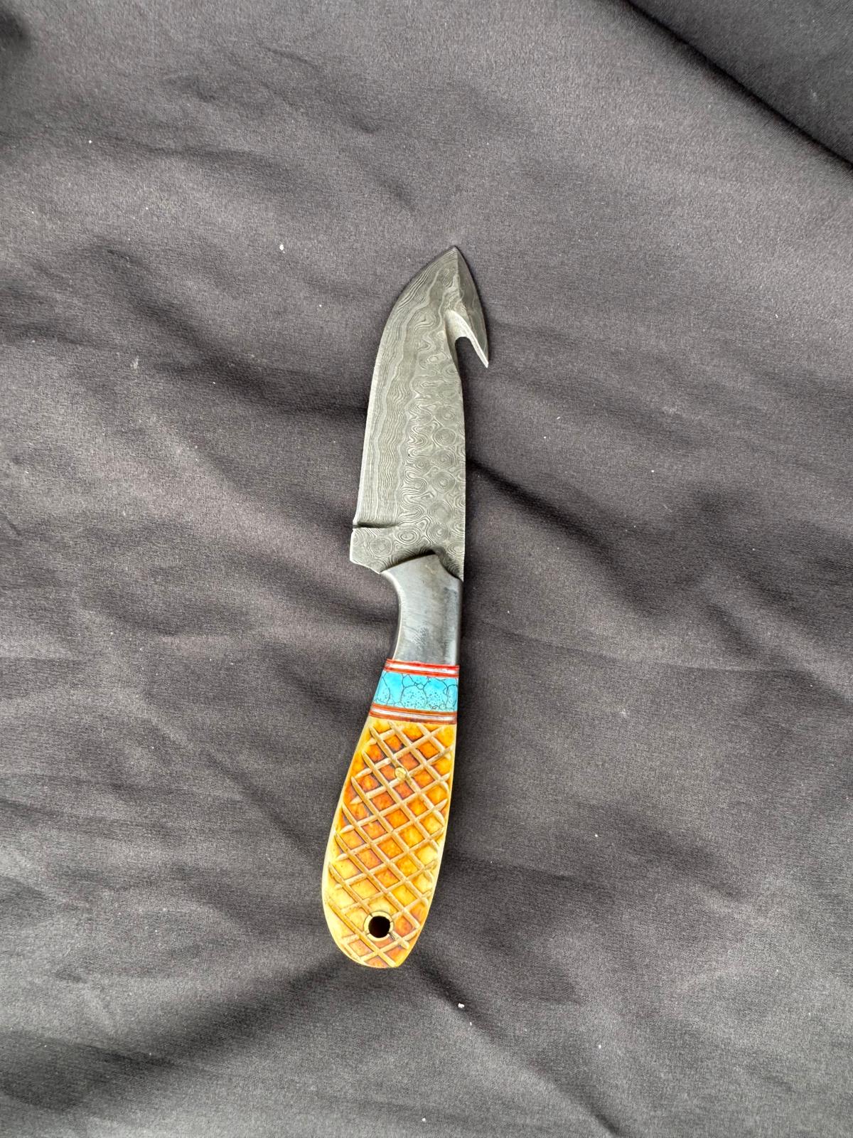 Titan "Amber Turquoise" Damascus Gut-Hook Skinner – Bone & Turquoise Inlay Handle, Leather Sheath