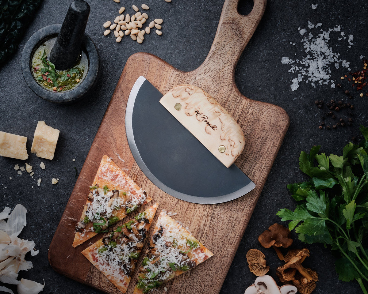 Roselli R740 Ulu Knife – Forged Carbon Steel, Curly Birch, Birch Stand