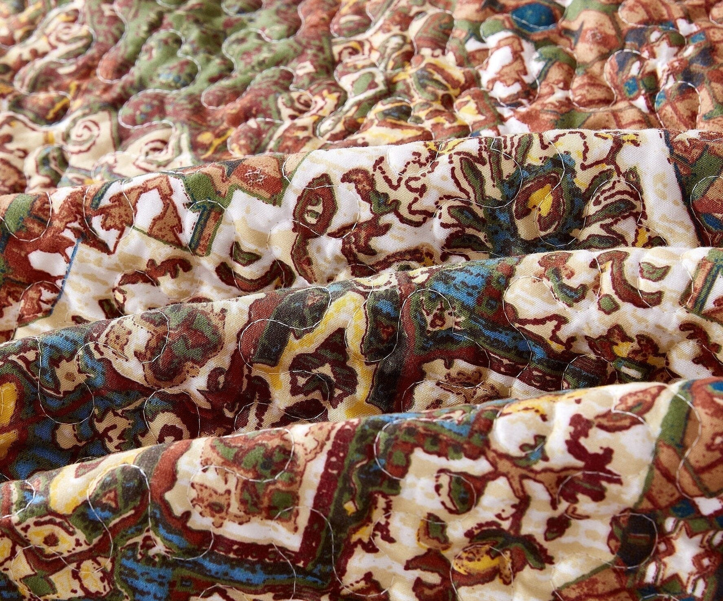 Folk Cabin Scalloped Quilted Bedspread Set