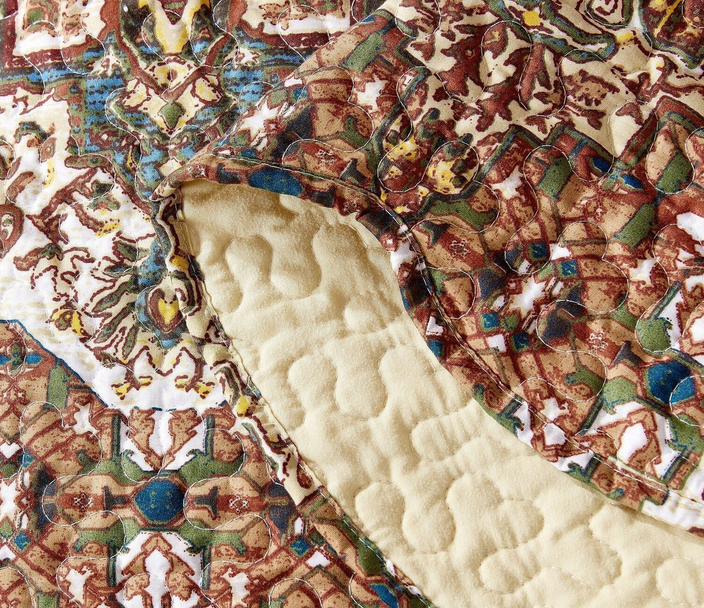 Folk Cabin Scalloped Quilted Bedspread Set