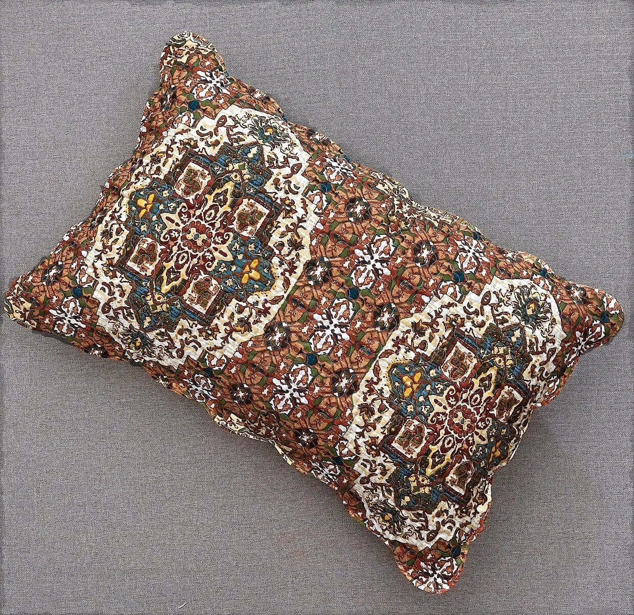 Folk Cabin Scalloped Quilted Bedspread Set