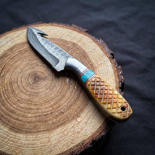 Titan "Amber Turquoise" Damascus Gut-Hook Skinner – Bone & Turquoise Inlay Handle, Leather Sheath
